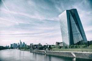 BCE: Incertitudinile globale frânează economia zonei euro, dar AI susţine investiţiile